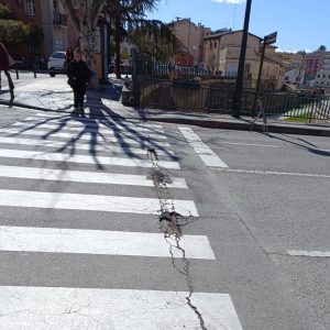Cuidado al pasear por Barbastro: aquí hasta las aceras tienen trampas